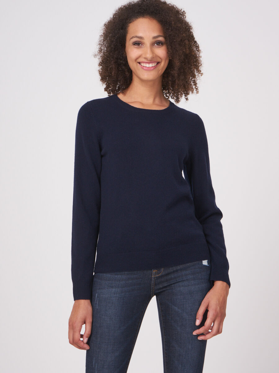 Basic organic cashmere sweater with round neckline image number 0