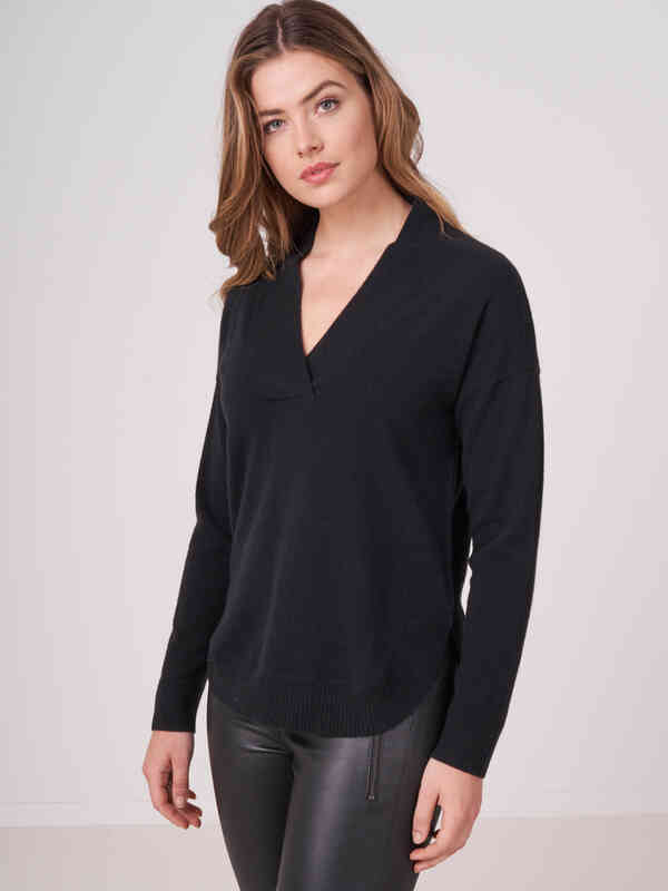Organic cashmere V-neck sweater with rounded ribbed hem