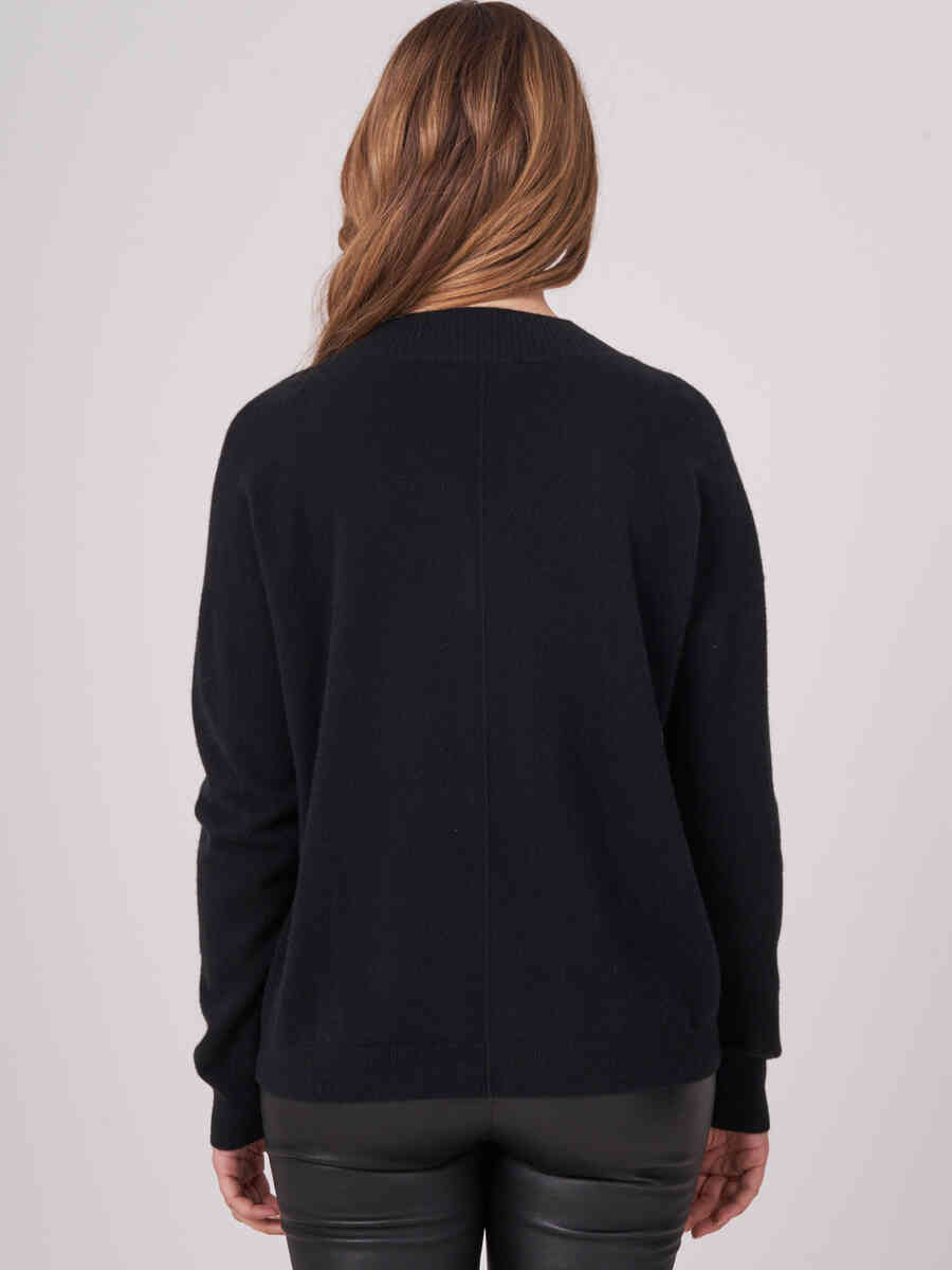 Cashmere V-neck sweater with pockets image number 1