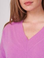Cashmere V-neck sweater with pockets image number 2
