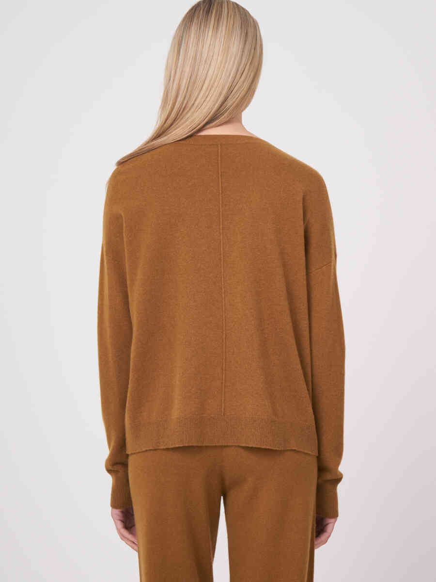 Casual cashmere sweater with ribbed boat neckline image number 1