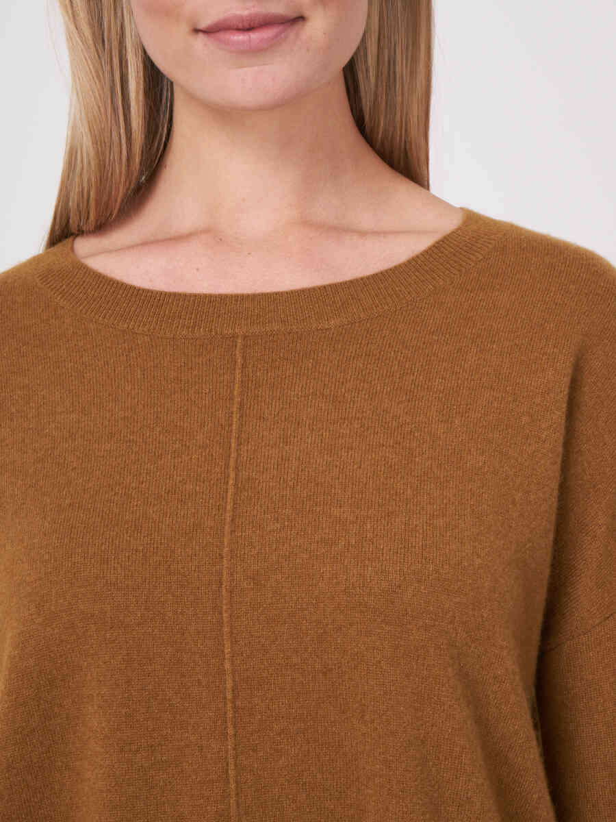 Casual cashmere sweater with ribbed boat neckline image number 2