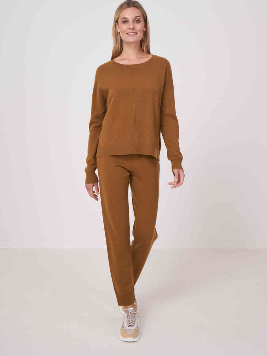 Casual cashmere sweater with ribbed boat neckline image number 3