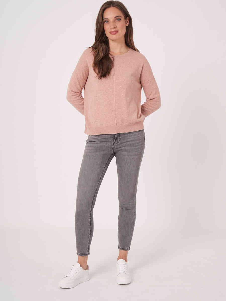 Casual cashmere sweater with ribbed boat neckline image number 4
