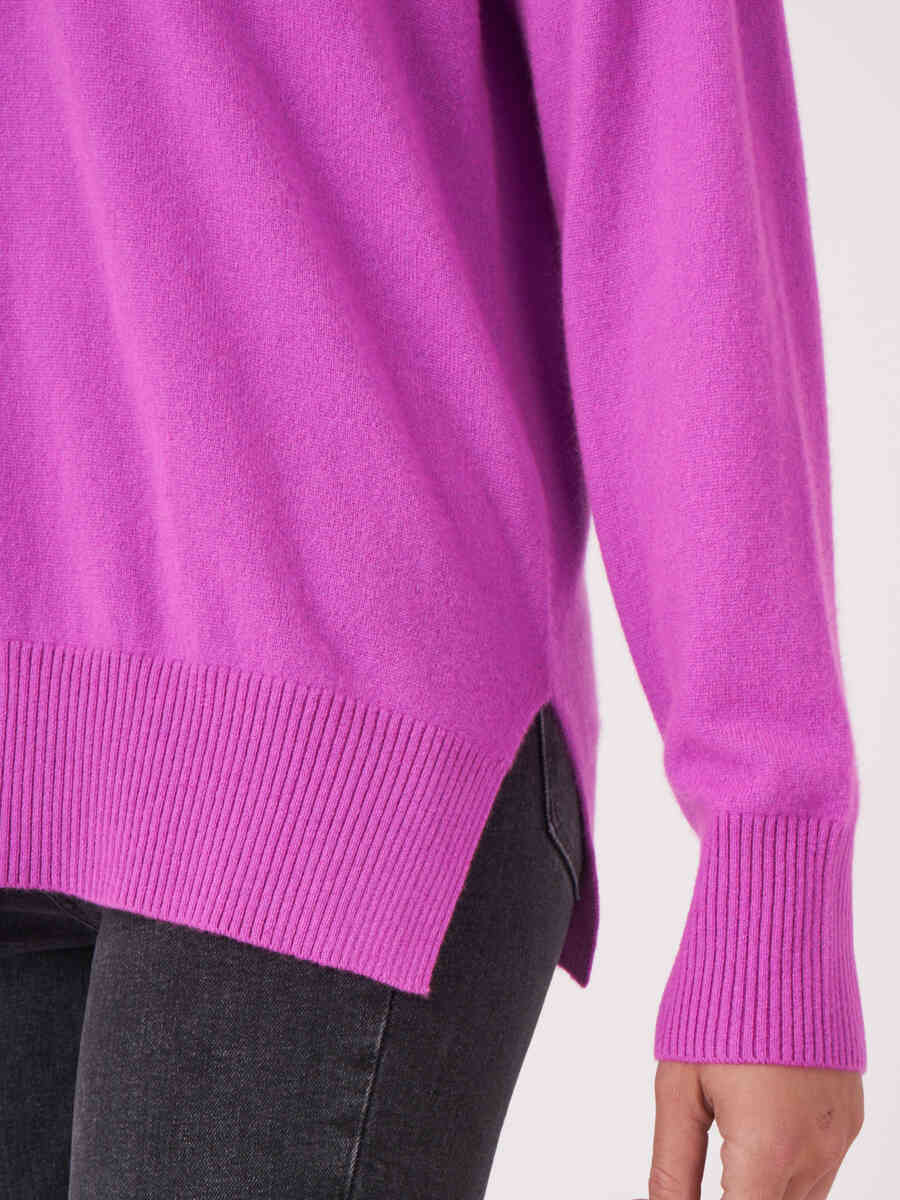 Deep V-neck cashmere sweater image number 4