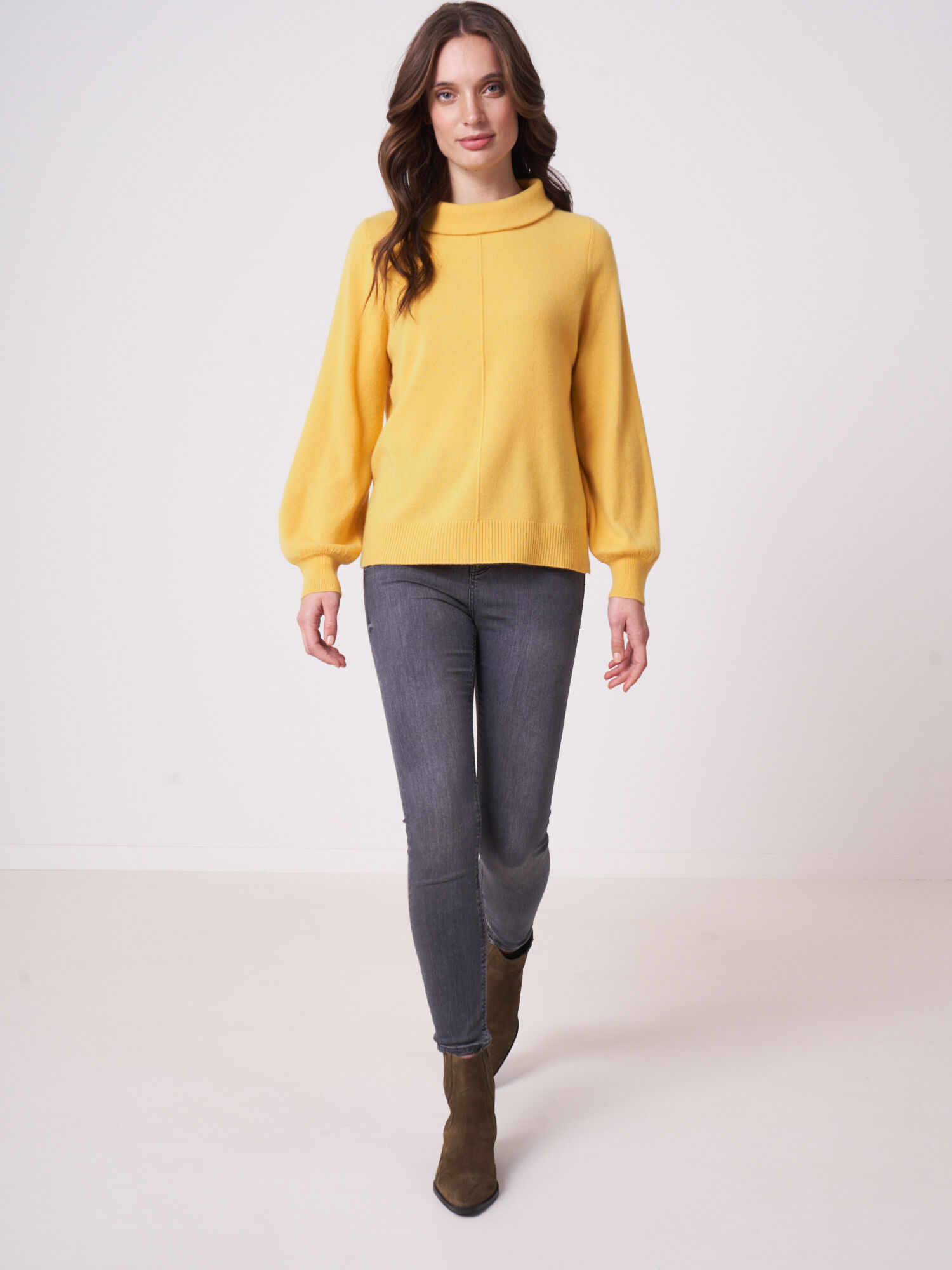 Audrey Hepburn style boat neck collar 