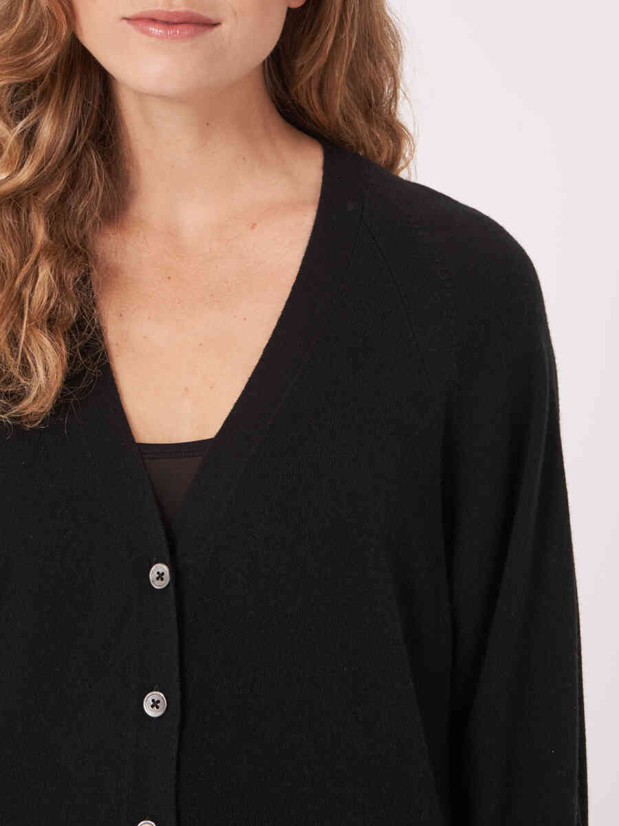 V-neck buttoned cardigan with puff sleeves image number 3