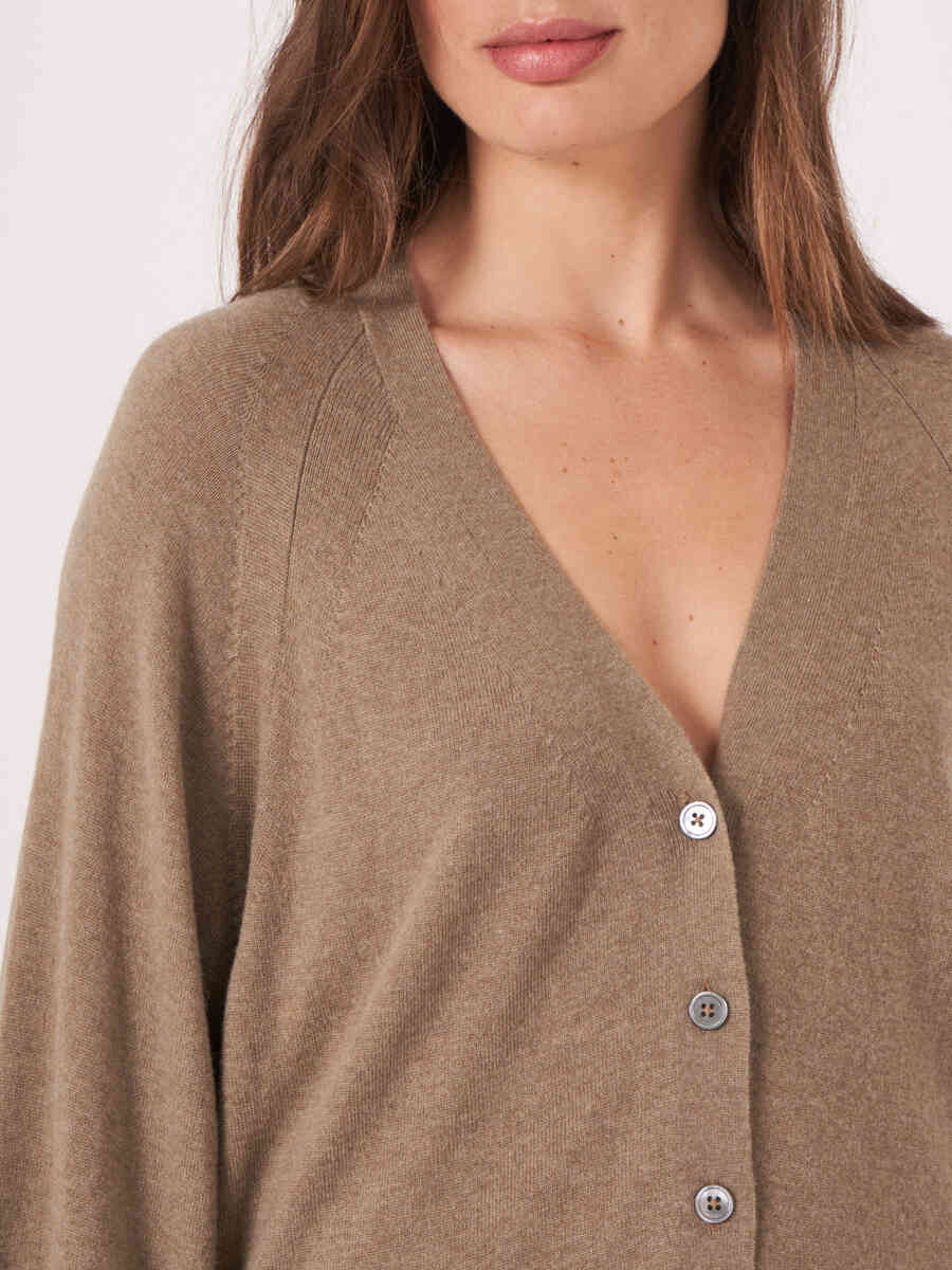 V-neck buttoned cardigan with puff sleeves image number 2