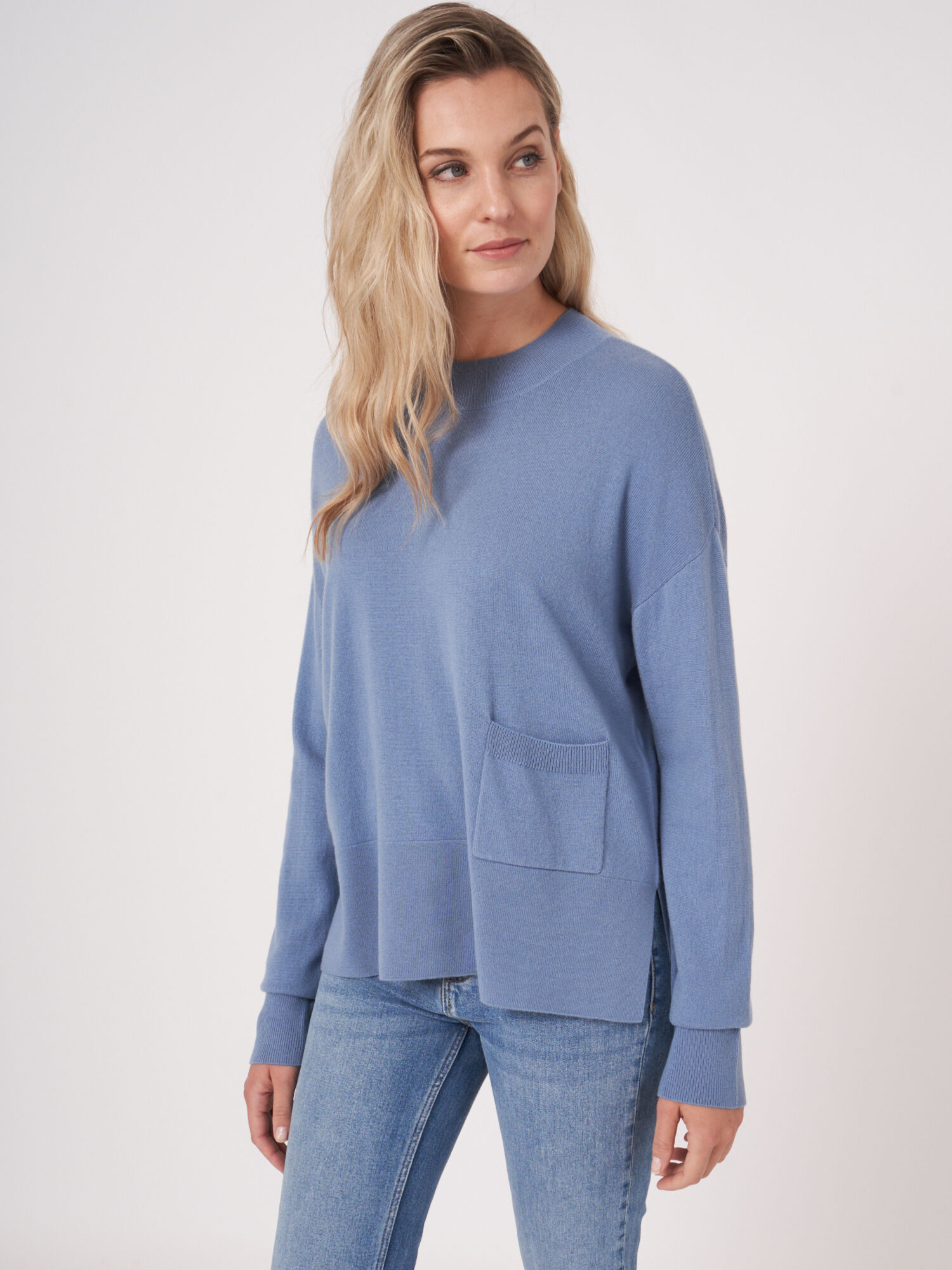 Fine knit sweater with front pocket 