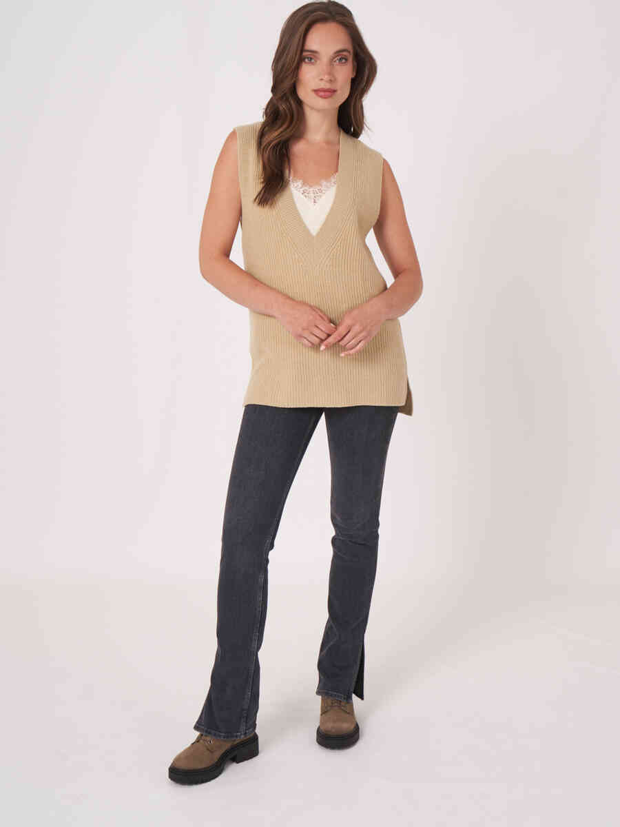 Deep V-neck sleeveless vest  image number 5