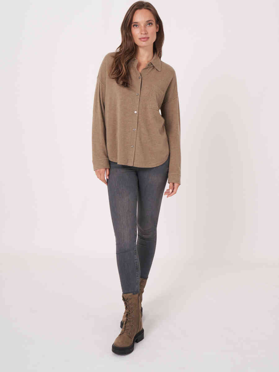 Fine knit cashmere-wool blouse with shirt collar image number 5