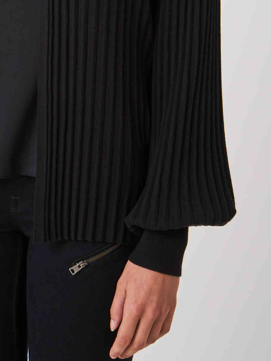 Cropped rib knit cardigan with pleated puff sleeves image number 2