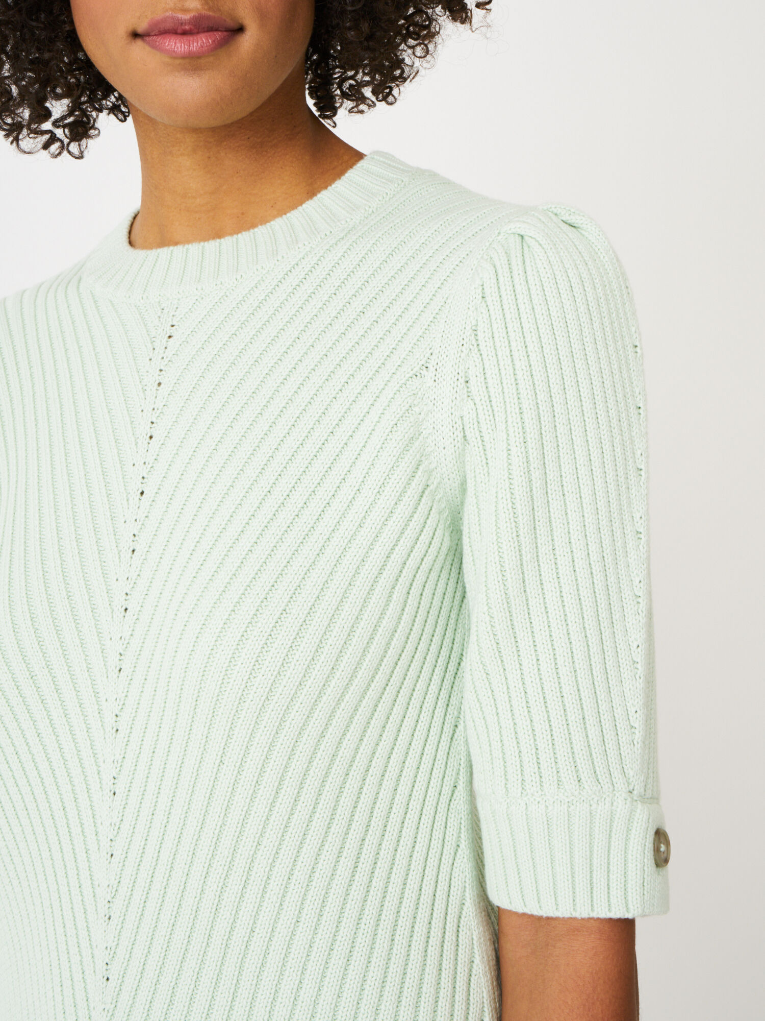 Short puff sleeve sweater with diagonal 