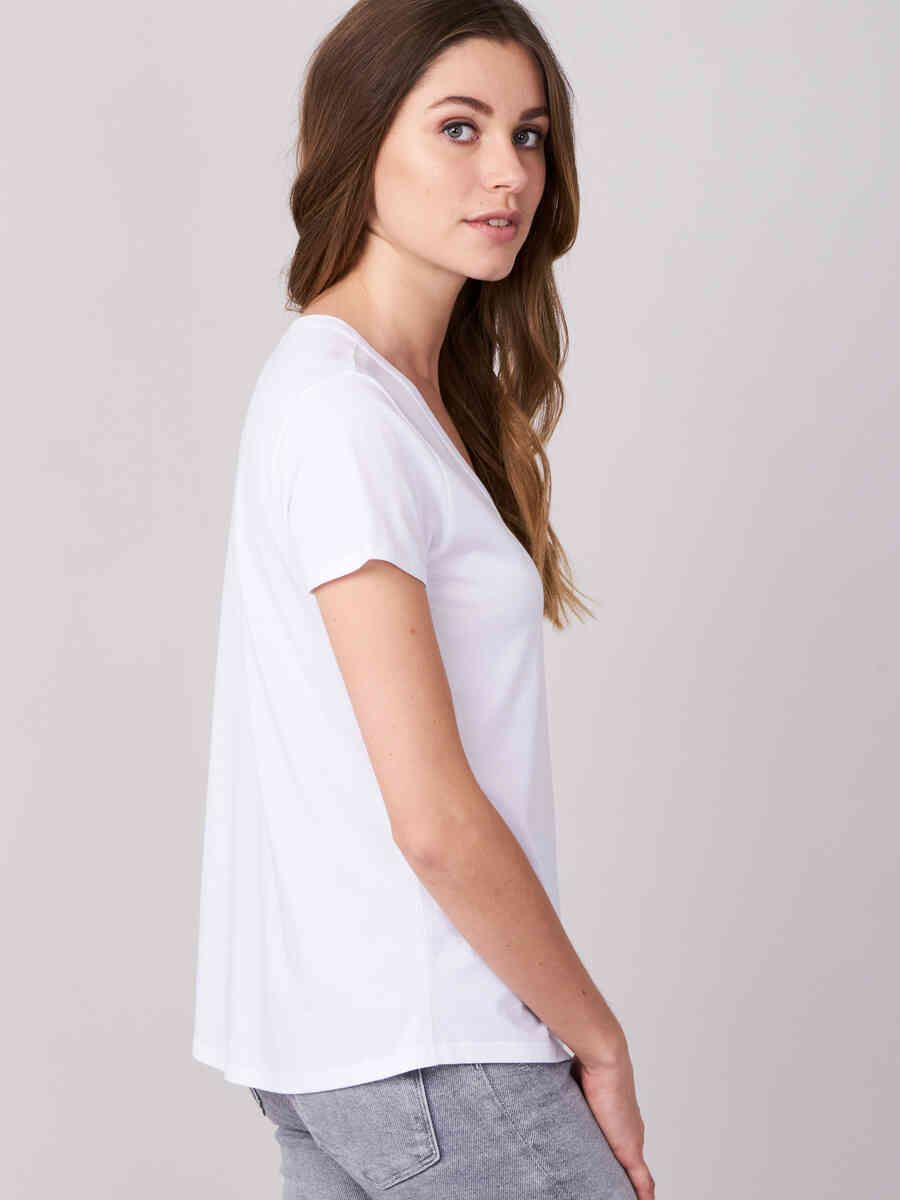 Women's basic V-neck T-shirt with chest pocket image number 1