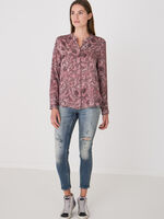 Stretch satin silk blouse in paisley leaves print with mandarin collar and fringed cuffs image number 3
