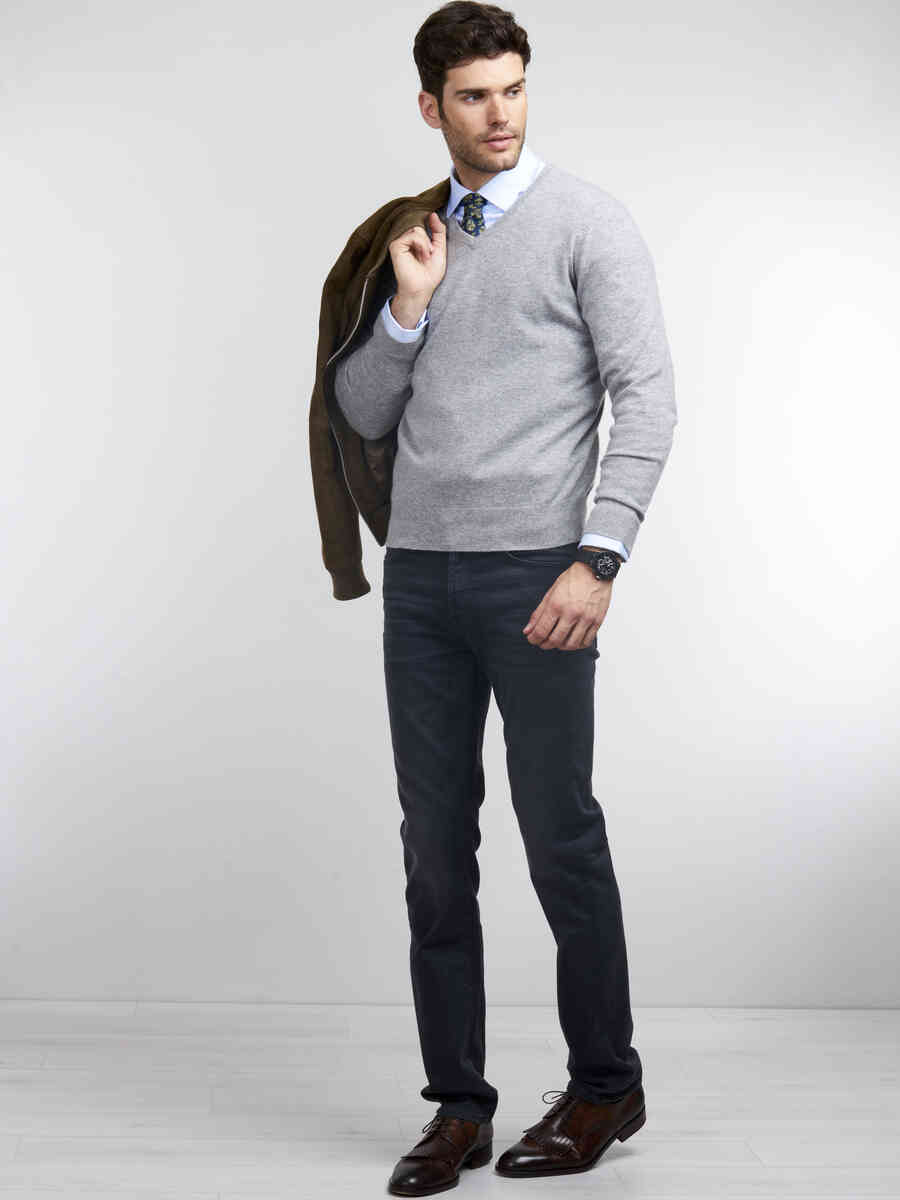 Men's cashmere V-neck sweater image number 3
