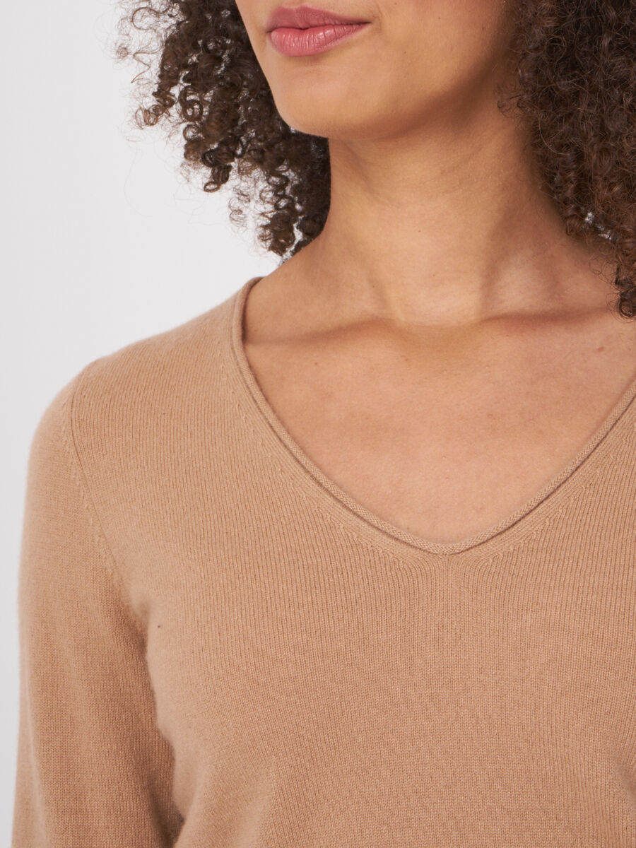 Cashmere V-neck jumper image number 2