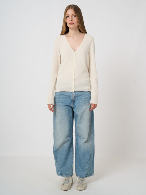 Basic organic cashmere cardigan with V-neck image number 2