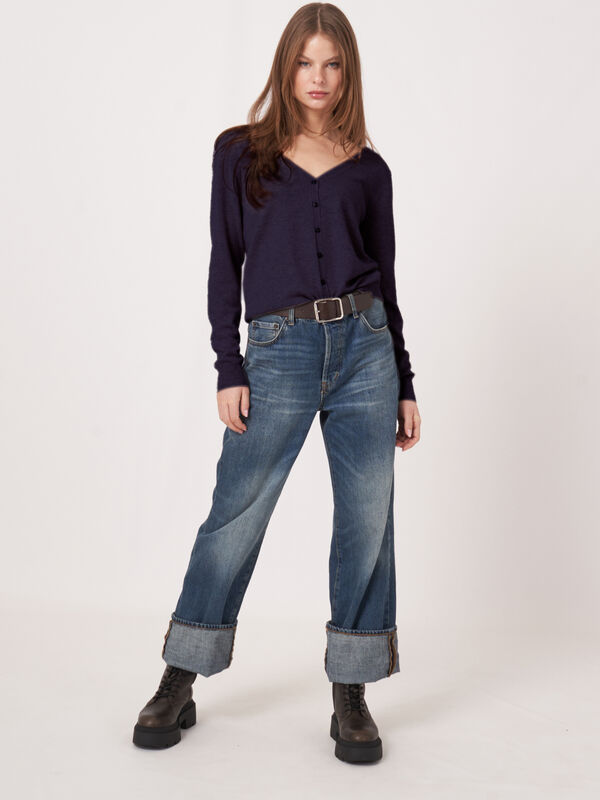 Basic Strickjacke mit V-Ausschnitt aus Bio-Kaschmir image number 0