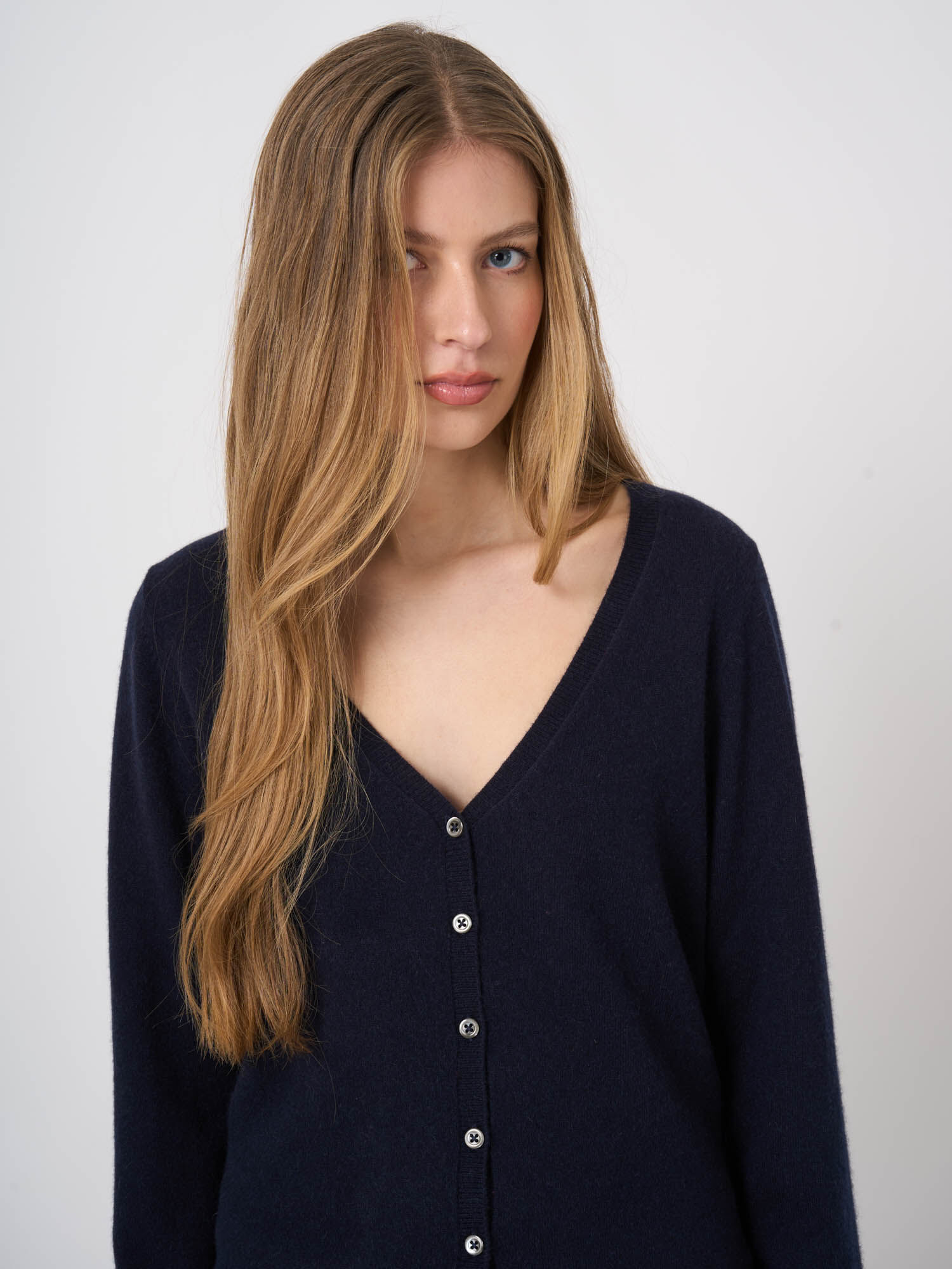 Basic Strickjacke mit V-Ausschnitt aus Bio-Kaschmir