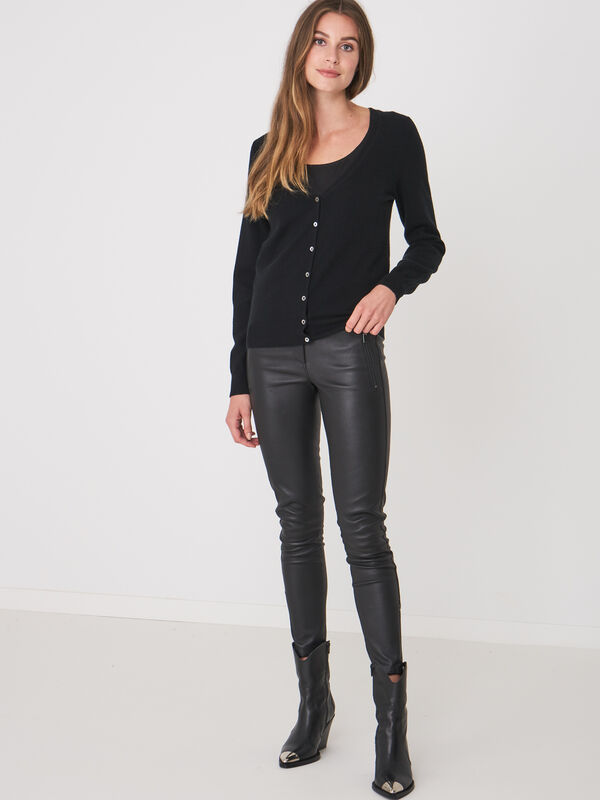 Basic organisch cashmere vest met V-hals image number 4