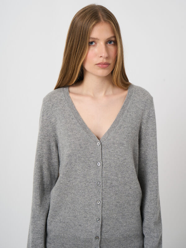 Basic organic cashmere cardigan with V-neck image number 1