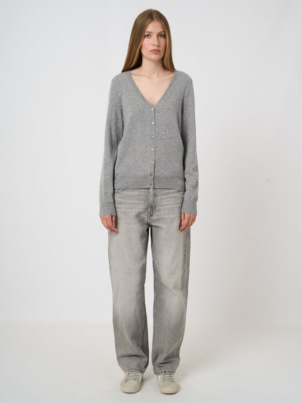 Basic organic cashmere cardigan with V-neck image number 2