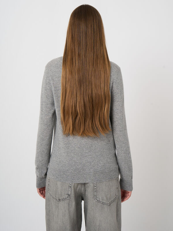 Basic organic cashmere cardigan with V-neck image number 3