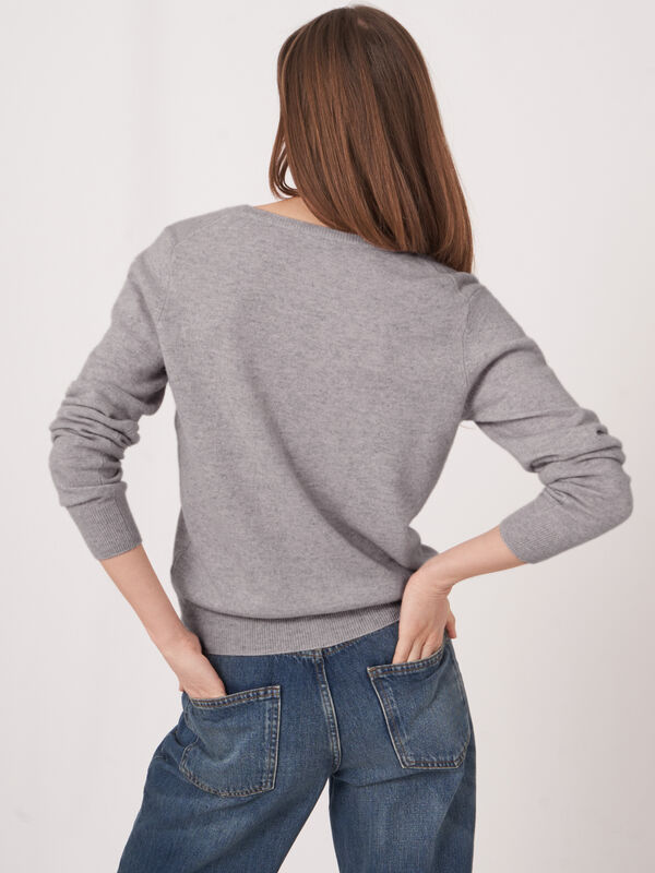 Basic Strickjacke mit V-Ausschnitt aus Bio-Kaschmir image number 4