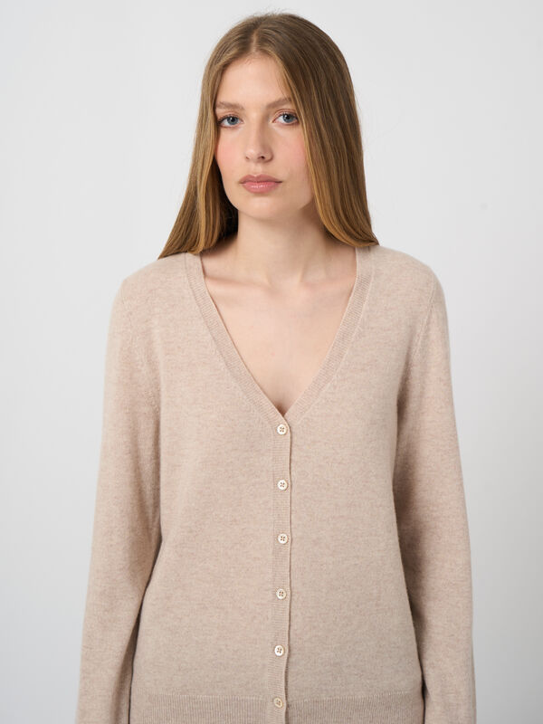 Basic Strickjacke mit V-Ausschnitt aus Bio-Kaschmir image number 0