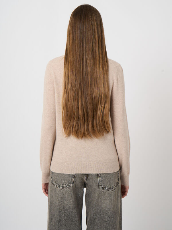 Basic Strickjacke mit V-Ausschnitt aus Bio-Kaschmir image number 2