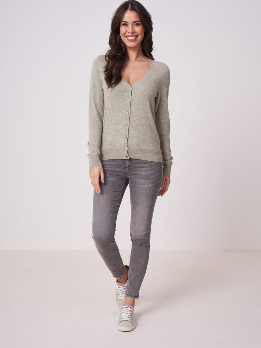 Basic organic cashmere cardigan with V-neck image number 3