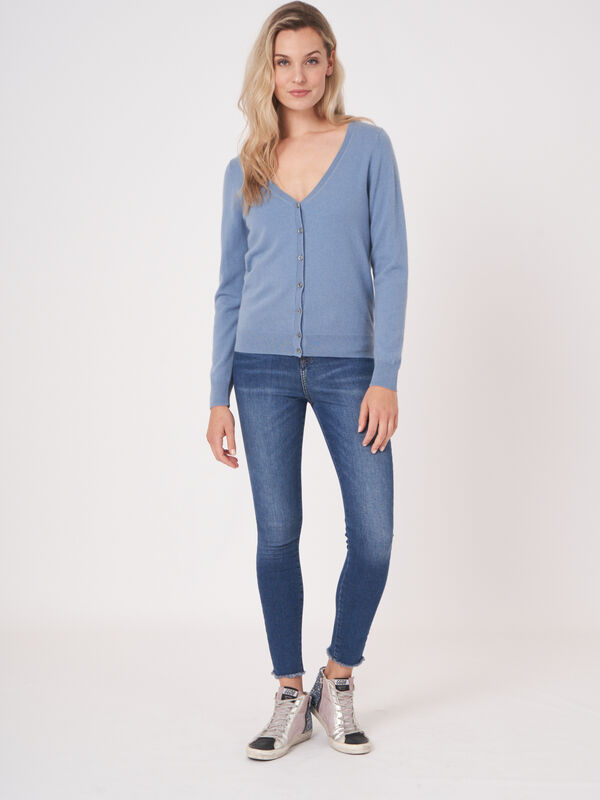 Basic Strickjacke mit V-Ausschnitt aus Bio-Kaschmir image number 4