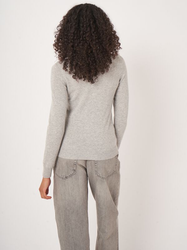 Basic organic cashmere cardigan with round neck image number 3