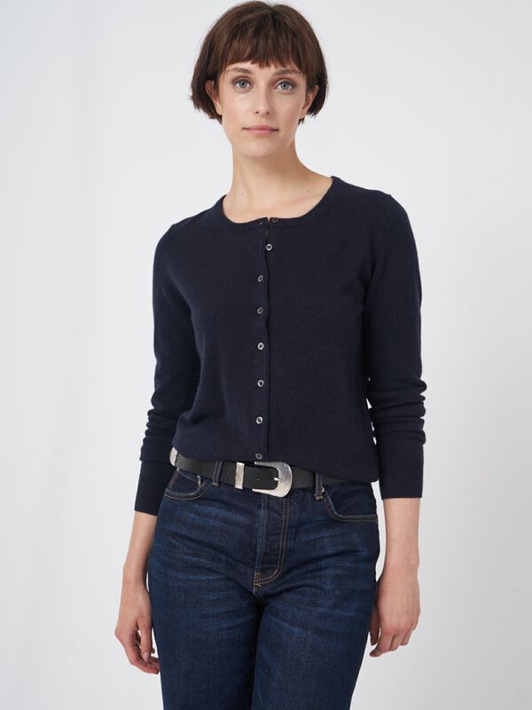 Basic Strickjacke mit Rundhalsausschnitt aus Bio-Kaschmir image number 0