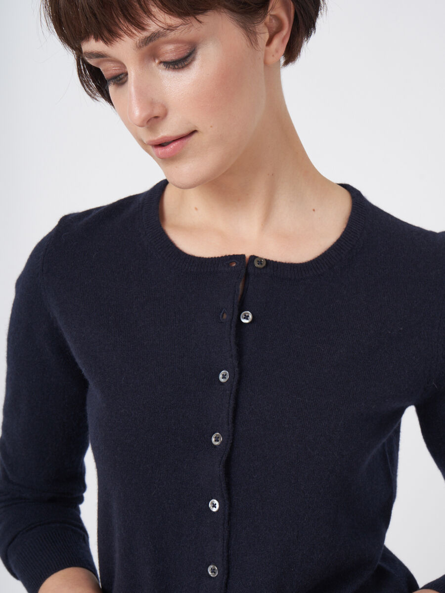 Basic-Strickjacke mit Rundhalsausschnitt aus Bio-Kaschmir image number 2