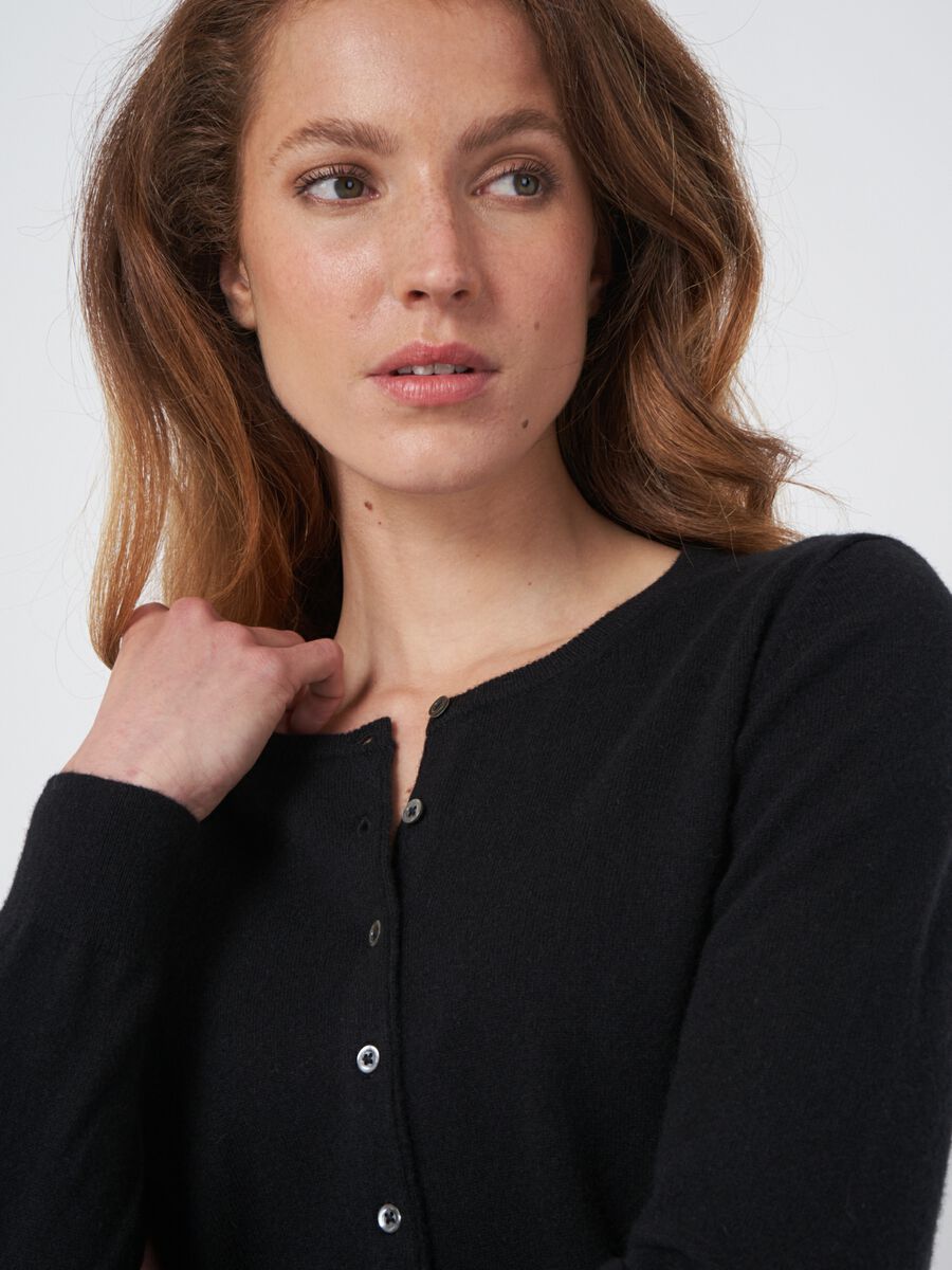 Basic-Strickjacke mit Rundhalsausschnitt aus Bio-Kaschmir image number 1