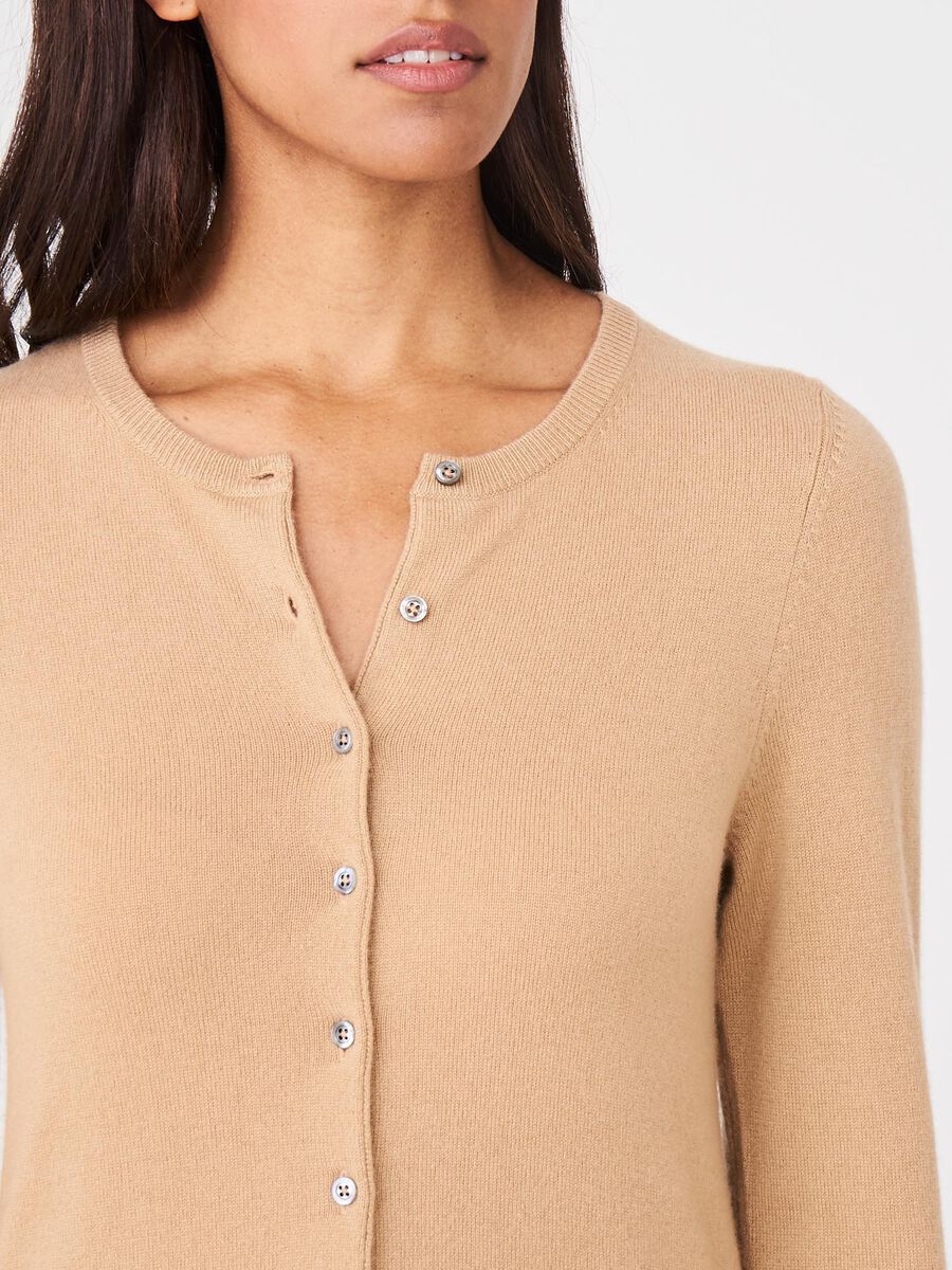 Basic-Strickjacke mit Rundhalsausschnitt aus Bio-Kaschmir image number 146