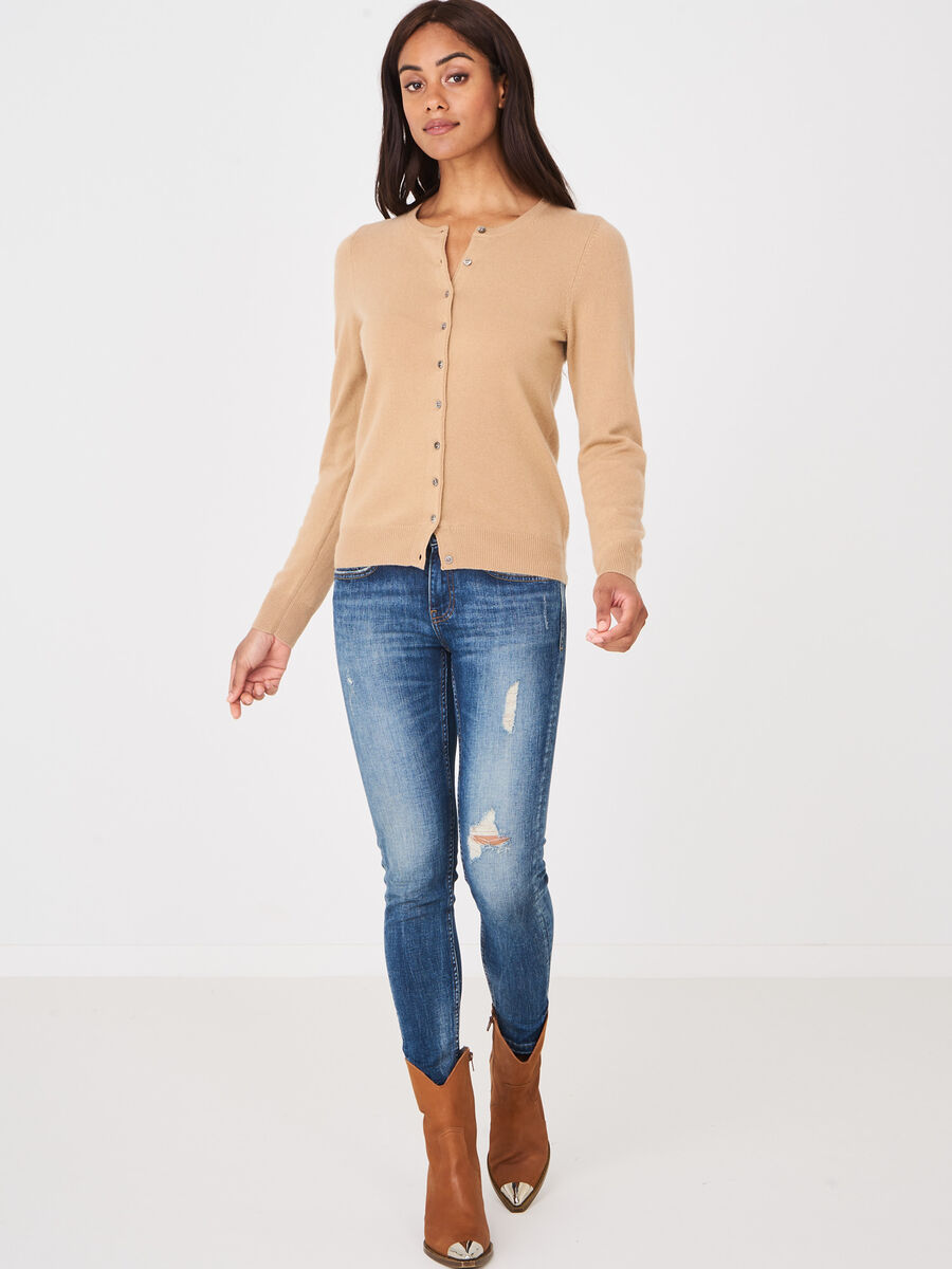 Basic-Strickjacke mit Rundhalsausschnitt aus Bio-Kaschmir image number 147