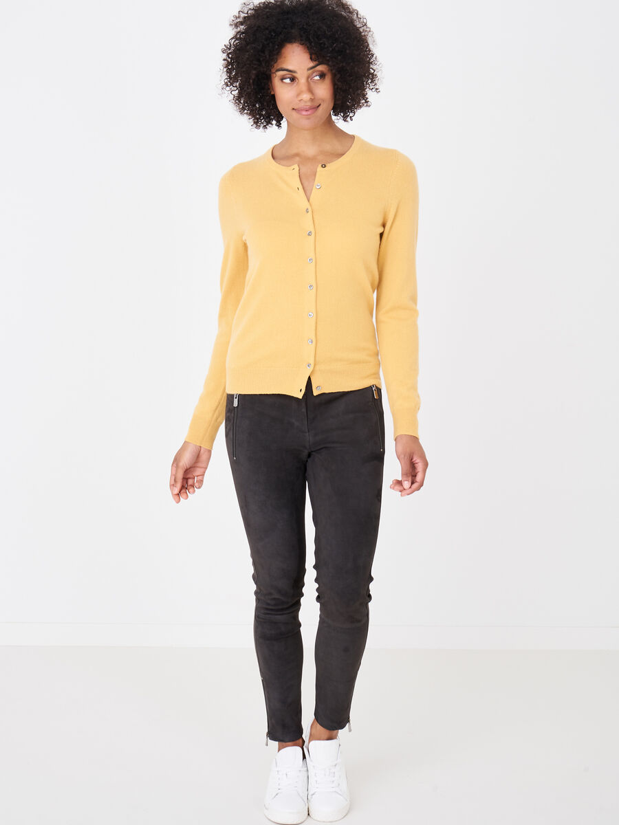 Basic-Strickjacke mit Rundhalsausschnitt aus Bio-Kaschmir image number 155