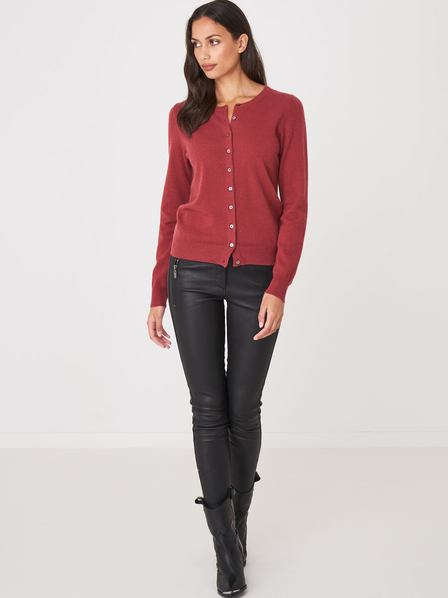 Basic-Strickjacke mit Rundhalsausschnitt aus Bio-Kaschmir image number 159