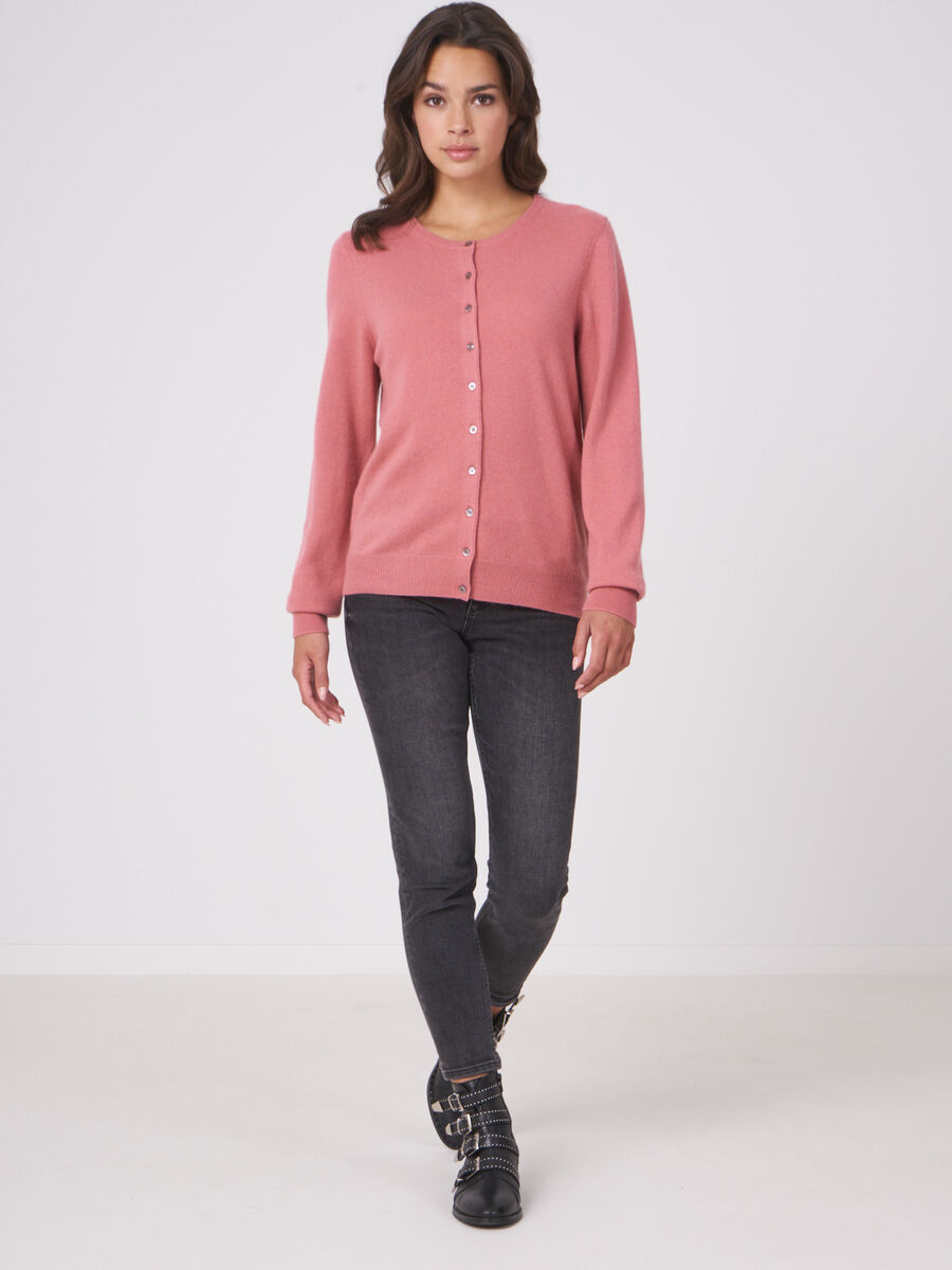 Basic-Strickjacke mit Rundhalsausschnitt aus Bio-Kaschmir image number 163