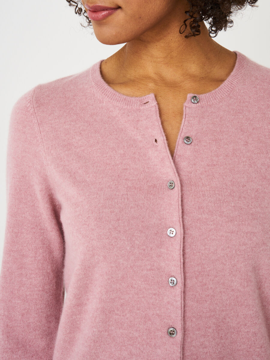 Basic-Strickjacke mit Rundhalsausschnitt aus Bio-Kaschmir image number 174