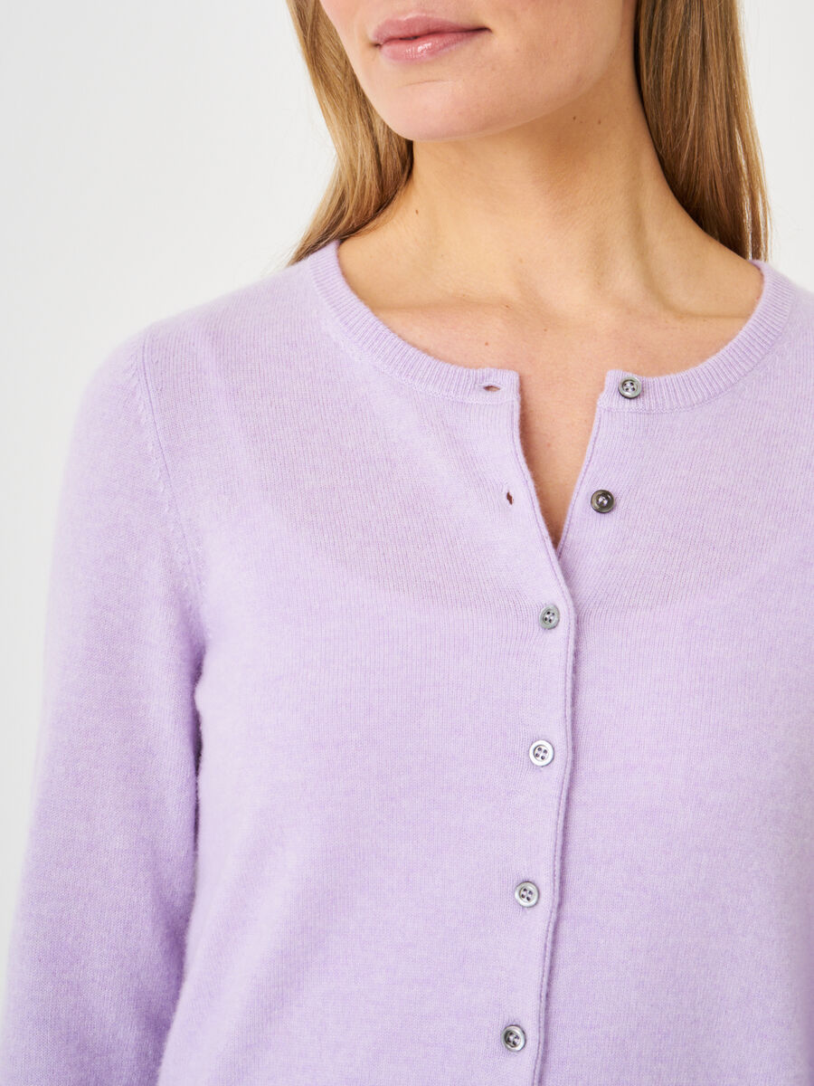 Basic-Strickjacke mit Rundhalsausschnitt aus Bio-Kaschmir image number 182