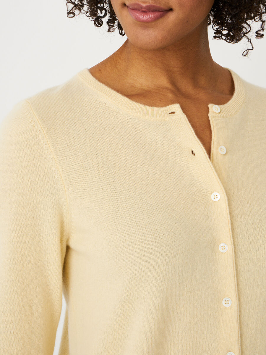 Basic-Strickjacke mit Rundhalsausschnitt aus Bio-Kaschmir image number 190