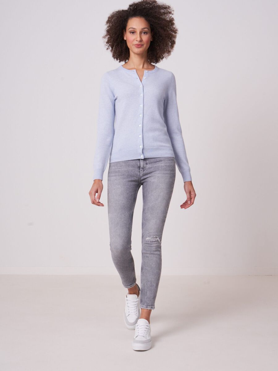 Basic-Strickjacke mit Rundhalsausschnitt aus Bio-Kaschmir image number 207