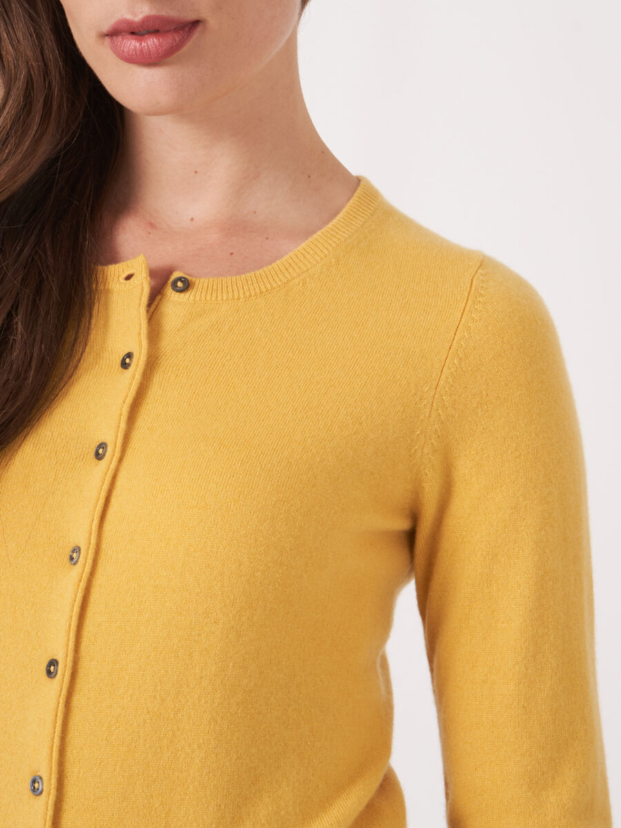 Classic cashmere cardigan for women - crew neck image number 2