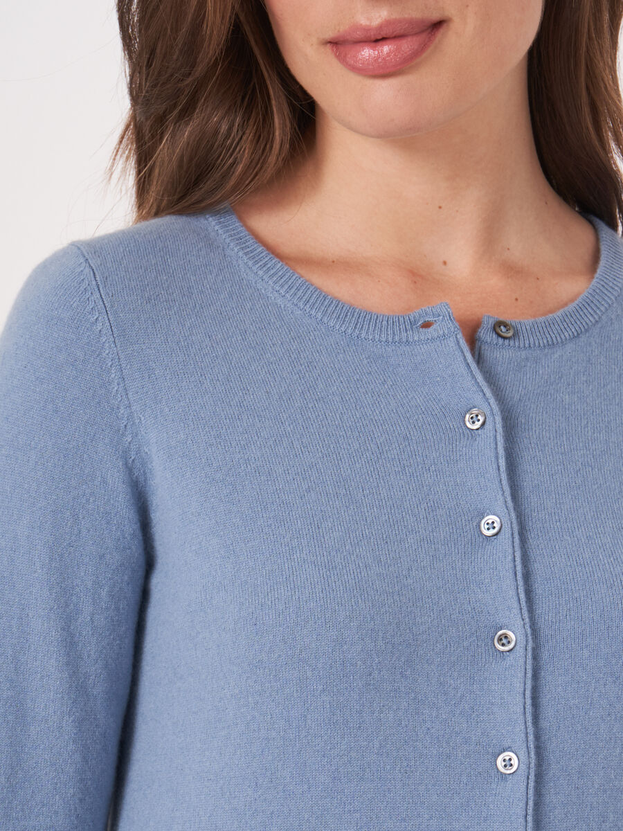 Basic-Strickjacke mit Rundhalsausschnitt aus Bio-Kaschmir image number 228