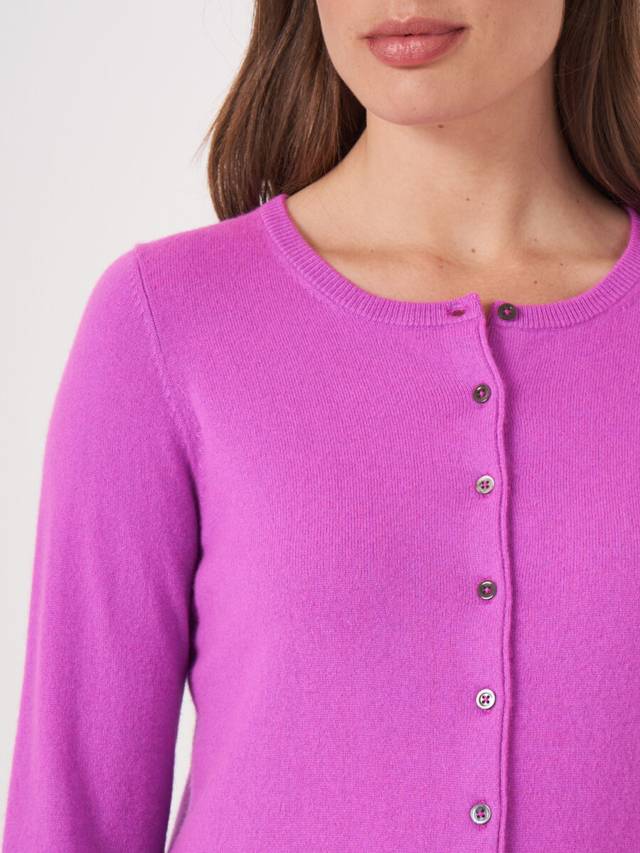 Basic-Strickjacke mit Rundhalsausschnitt aus Bio-Kaschmir image number 233