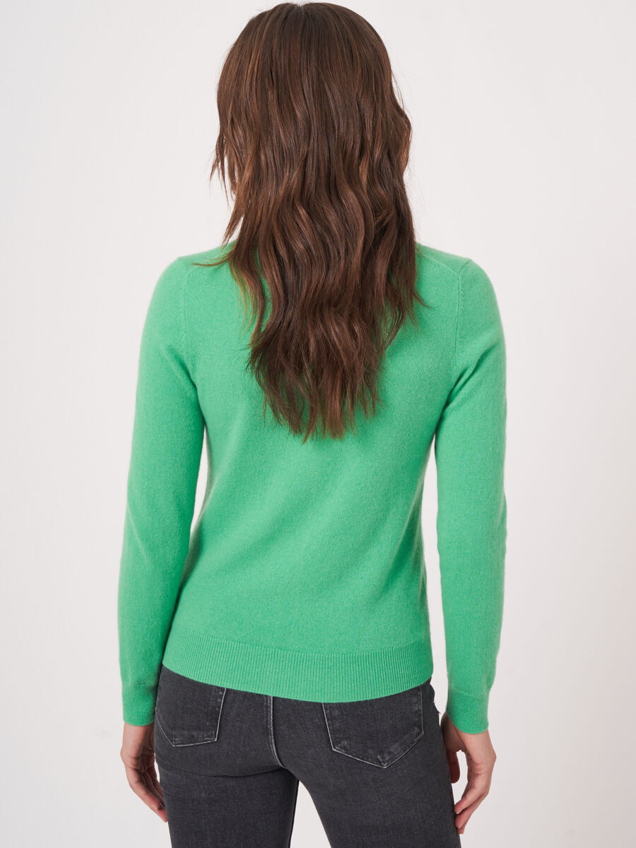 Basic-Strickjacke mit Rundhalsausschnitt aus Bio-Kaschmir image number 254